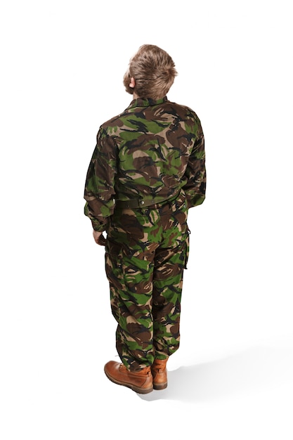 Parte traseira do soldado do exército jovem vestindo uniforme de camuflagem, isolado no estúdio branco