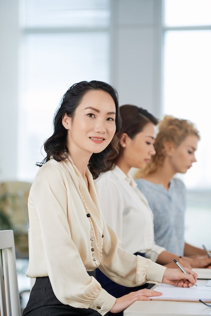 Participando de uma conferência de negócios