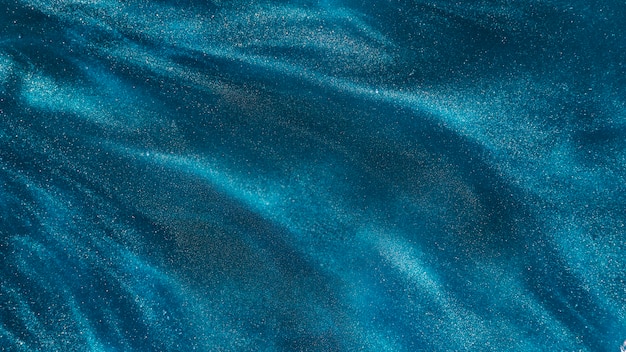 Partículas de corante azul na água