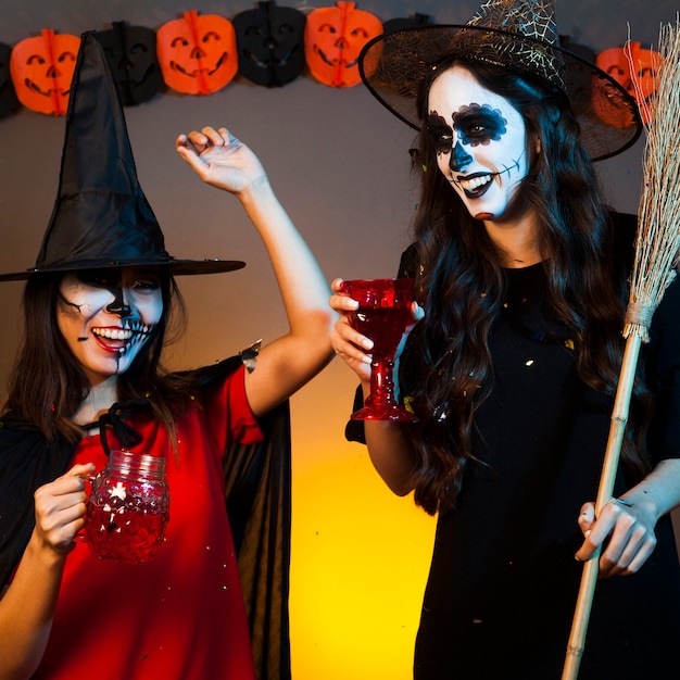 Party girls em uma festa de Halloween