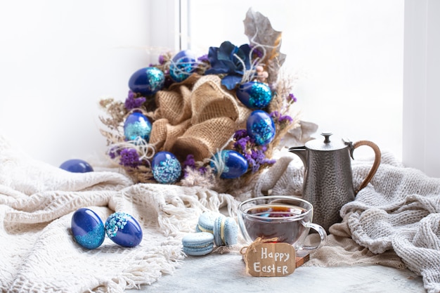 Foto grátis páscoa aconchegante, cena de natureza morta na primavera. café da manhã com chá e macaroons de sobremesa