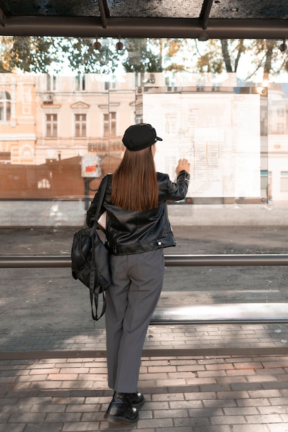 Foto grátis passageiro esperando na estação por trás do tiro