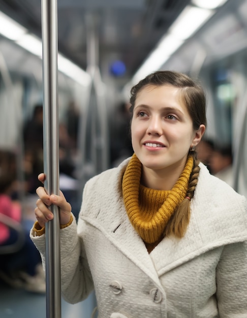 Foto grátis passageiro feminino no metrô no metrô