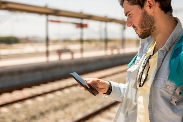 Foto grátis passageiro olhando para seu smartphone