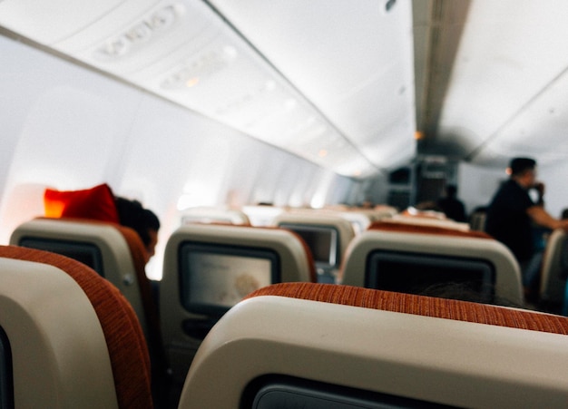Foto grátis passageiros em um avião da classe econômica