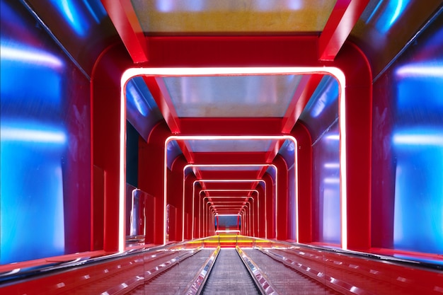 Passagem circular da escada rolante com luz vermelha