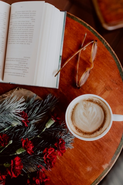 Foto grátis passando o natal em um café