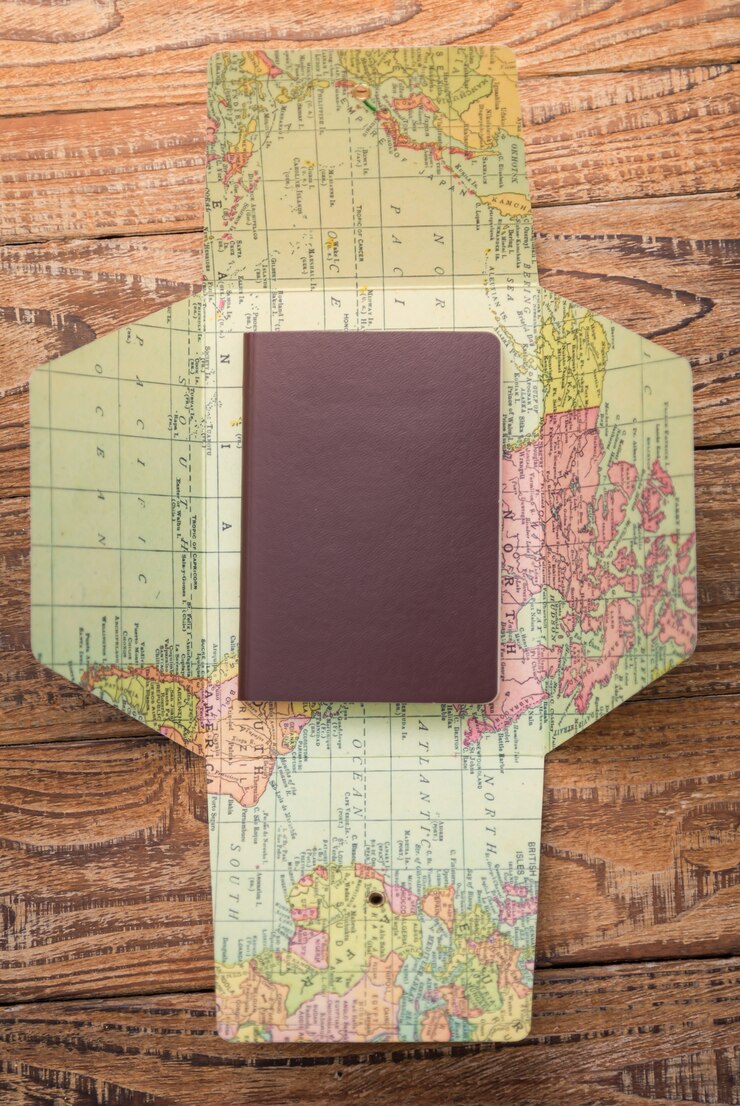 Foto grátis passaporte em cima de um mapa do mundo visto de cima