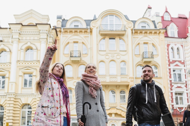 Foto grátis passeio de amigos na cidade velha