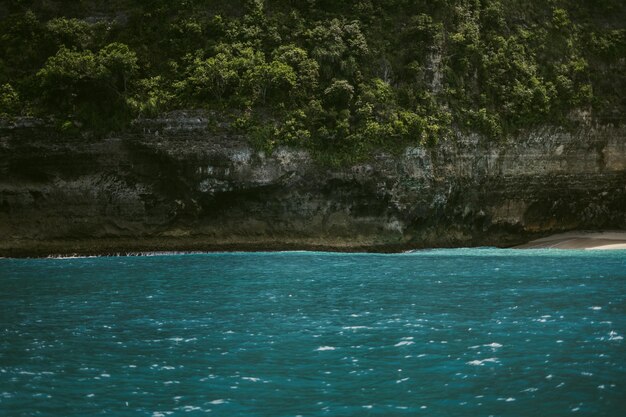 Passeio de barco em ilhas tropicais. Vista incrível da praia e rochas. Bali, Nusa Penida, Nusa Lembongan