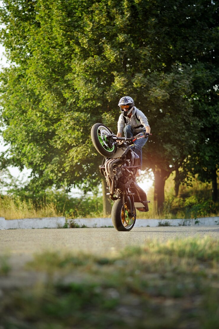 Foto grátis passeio extremo de motocicleta no verão