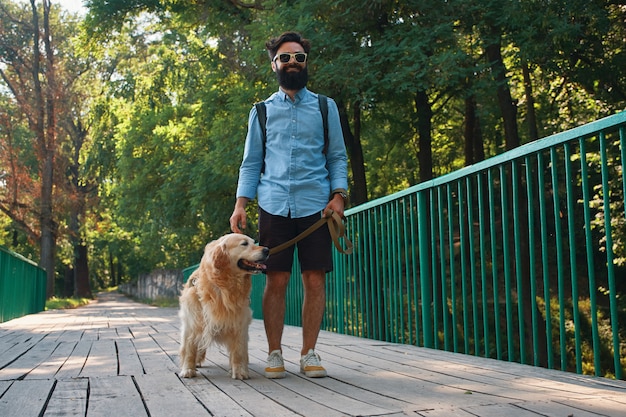 Passeio matinal com cachorro.