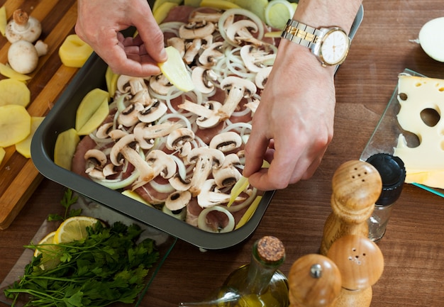 Foto grátis passos de cozinhar carne de estilo francês