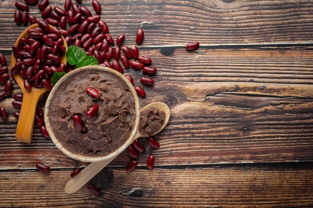 Pasta doce de feijão vermelho em tigela branca, coloque no chão de madeira