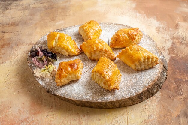 Pastéis doces de frente para o chá em uma torta de mesa leve torta bolo doce