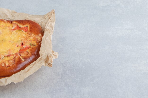 Pastelaria caseira com queijo em folha de papel.