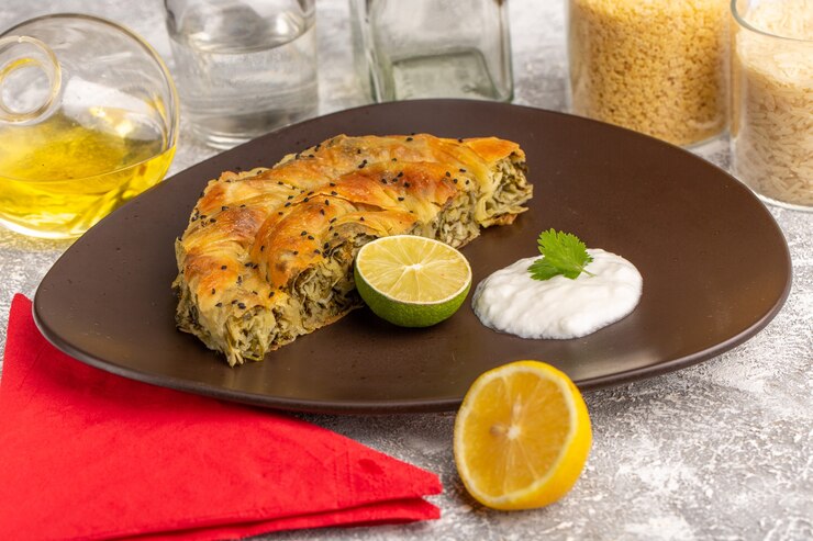 Foto grátis pastelaria de vista frontal com refeição de massa de carne deliciosa dentro do prato com óleo de limão na mesa de luz branca.