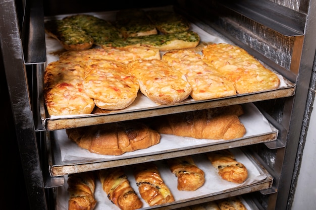 Pastelaria deliciosa em bandejas