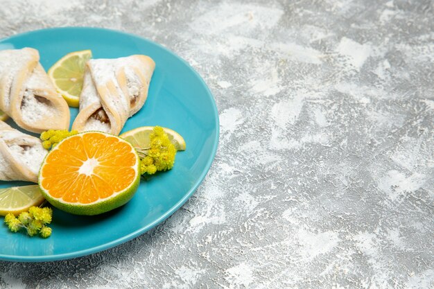 Pastelaria deliciosa massa com rodelas de limão na mesa branca biscoito doce sobremesa bolo assar biscoitos