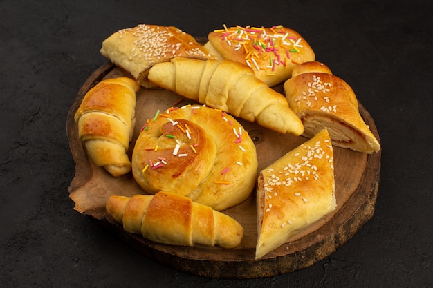 pastelaria e croissants de vista superior gostoso delicioso no chão escuro