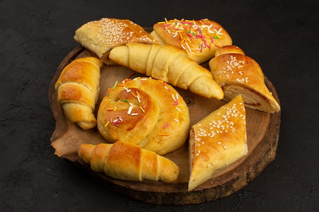 Pastelaria e croissants de vista superior gostoso delicioso no chão escuro