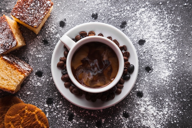 Pastelaria e feijão de café perto do copo