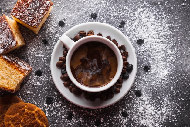 Pastelaria e feijão de café perto do copo