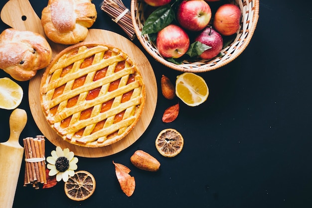 Pastelaria e frutas em fundo escuro