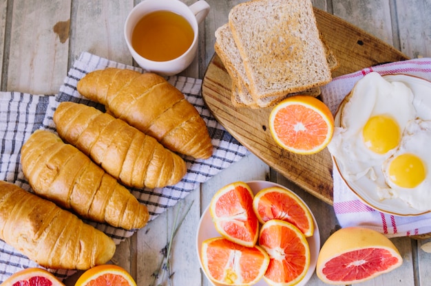 Pastelaria e ovos com citrinos