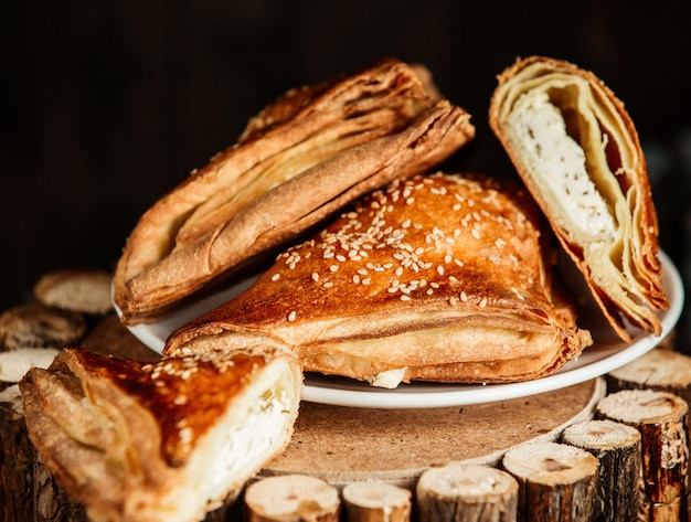 Pastelaria em forma triangular com recheios de queijo e ervas