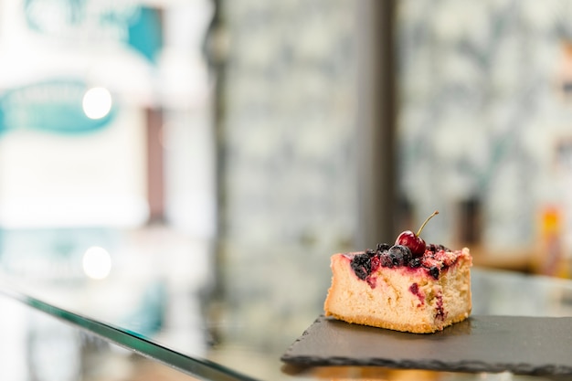 Pastelaria na placa de xisto sobre o balcão de vidro