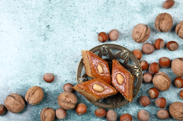 Pastelaria Pakhlava tradicional do Azerbaijão feita de nozes e amêndoas com mel