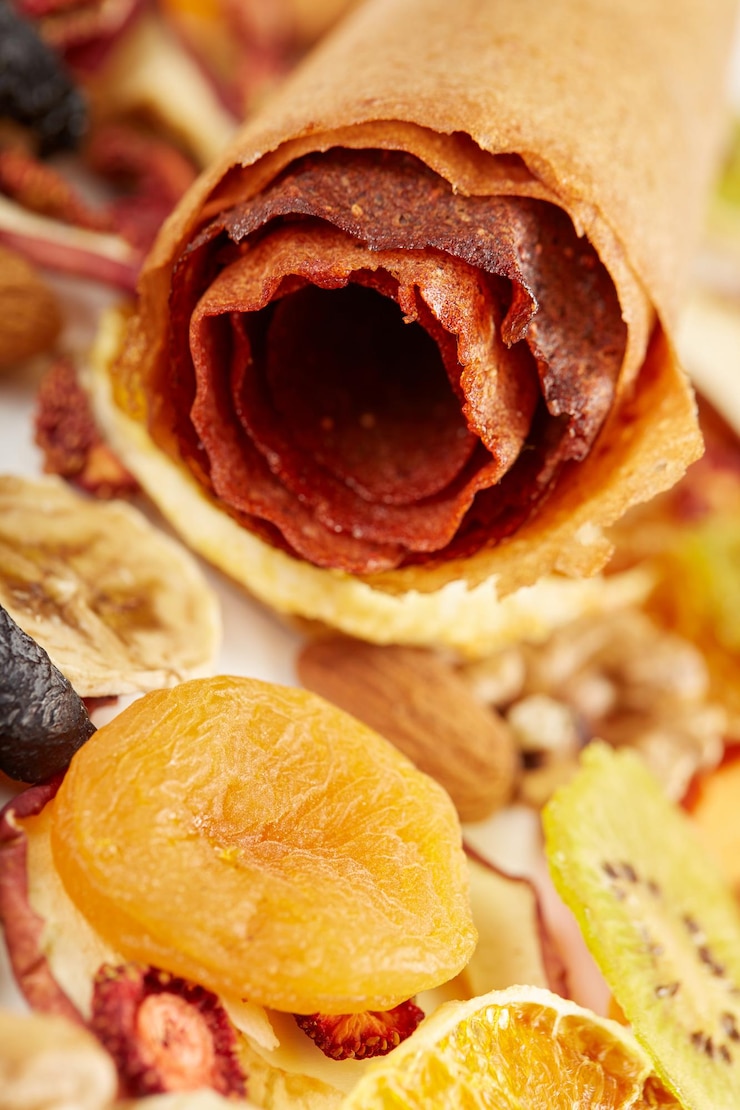 Foto grátis pastilha com frutas e morangos com saborosos frutos secos