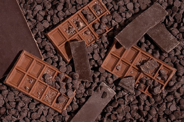 Foto grátis pastilhas e pastilhas de chocolate planas leigas