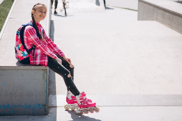 Patinação de menina bonito