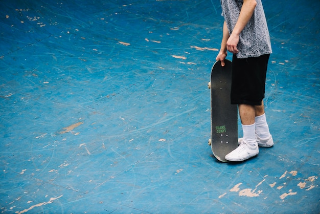 Patinador de colheita em pé com placa