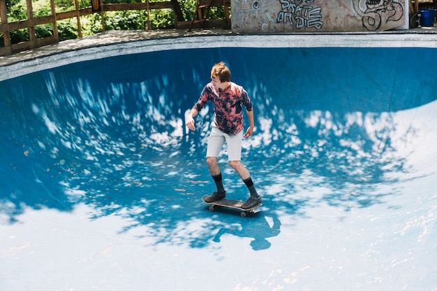 Patinador masculino andando na rampa