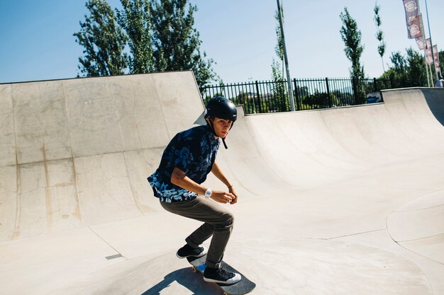 Foto grátis patinador pronto para fazer um truque