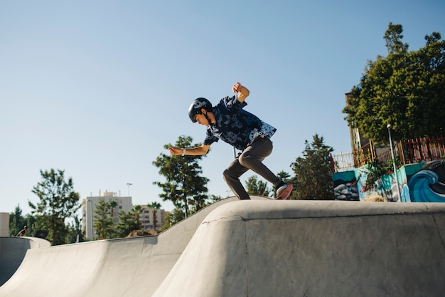 Patinador, skatepark e dia ensolarado