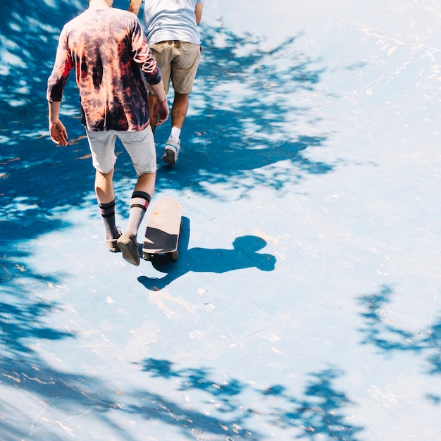 Patinadores andando na rampa