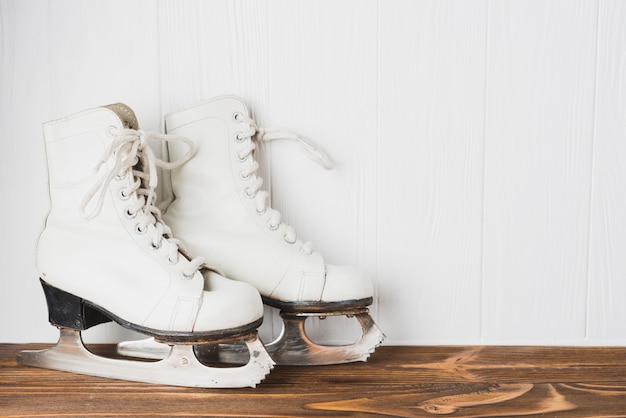 Patins de gelo na mesa de madeira