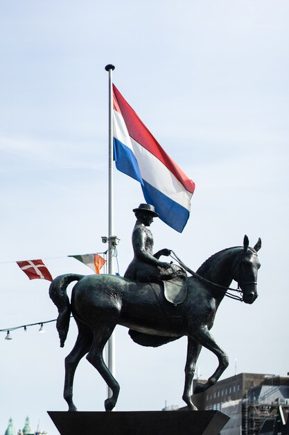 pátios aconchegantes de Amsterdã, bancos, bicicletas, flores em banheiras.