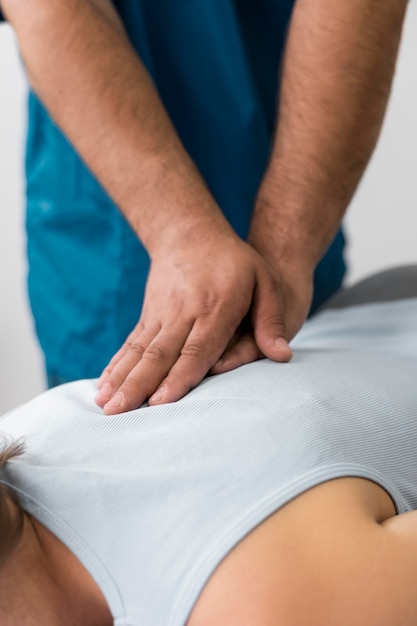 Patoiente de osteopatia recebendo massagem terapêutica