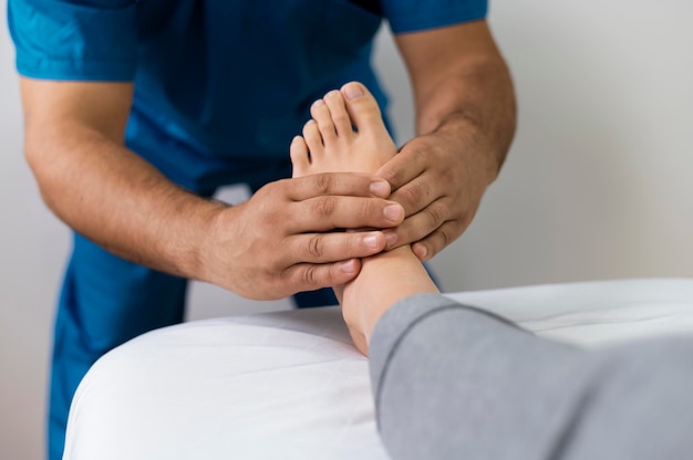 Foto grátis patoiente de osteopatia recebendo massagem terapêutica