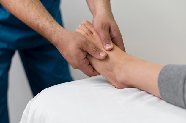 Patoiente de osteopatia recebendo massagem terapêutica