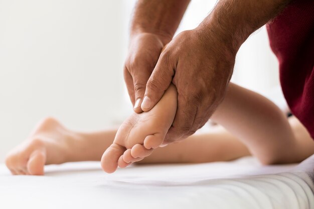 Patoiente de osteopatia recebendo massagem terapêutica