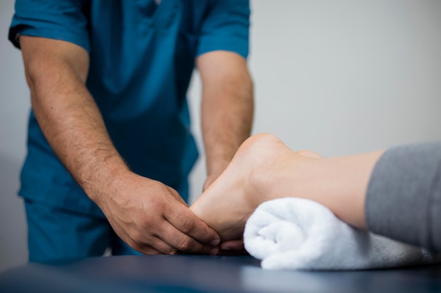 Patoiente de osteopatia recebendo massagem terapêutica