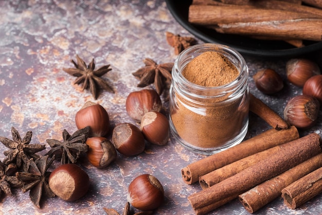 Paus de canela de alto ângulo e avelãs