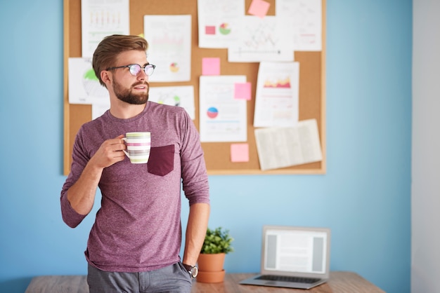 Pausa curta no escritório em casa