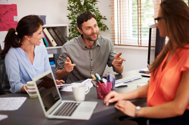 Pausa curta no trabalho para algumas fofocas